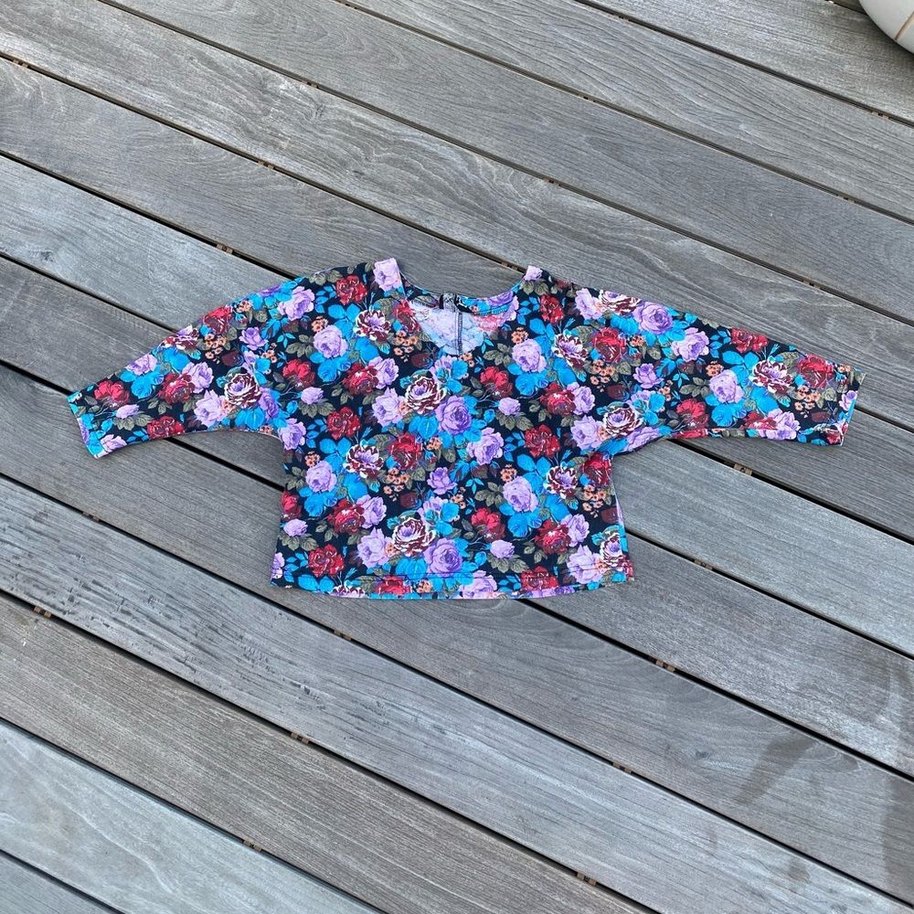 90s Vtg Rose Print Slouchy Crop Shirt XS S Womens Cotton Black Colorful Fairy